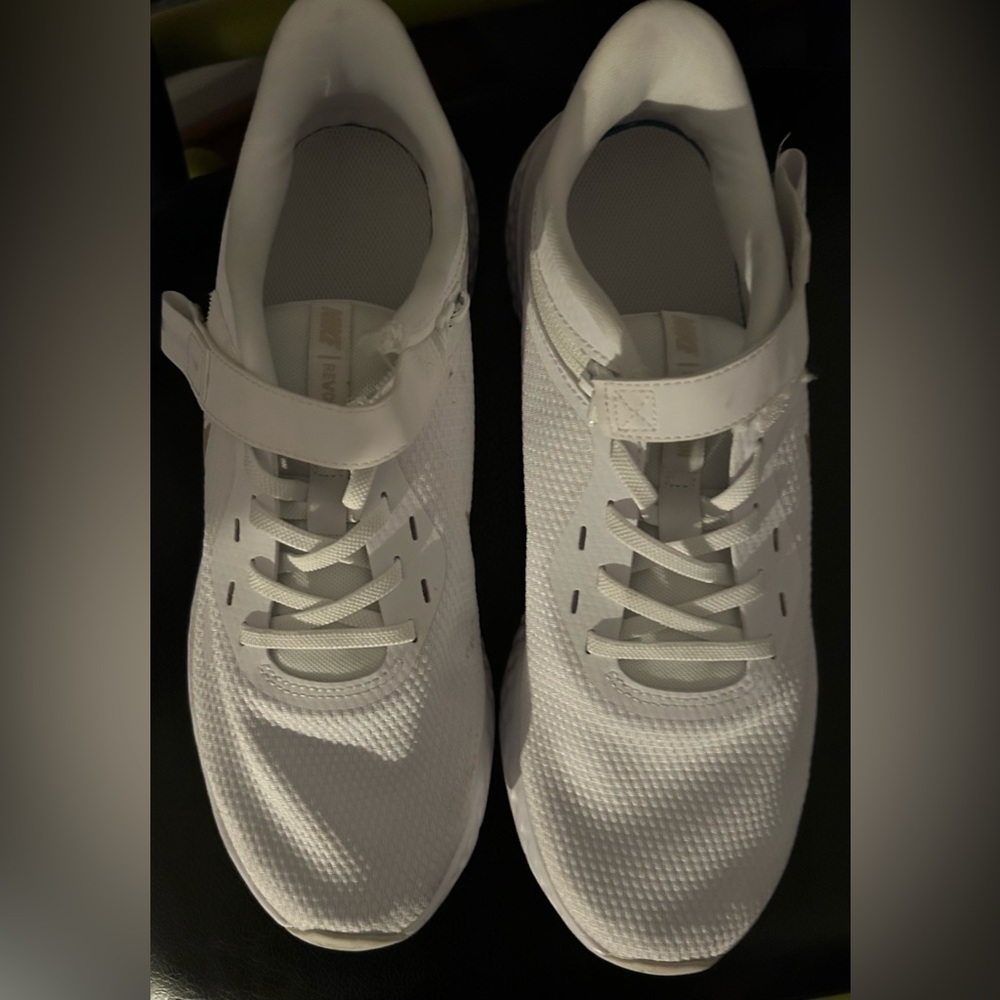 Like New Nike Women's Revolution 5 FlyEase Running Shoe size 11